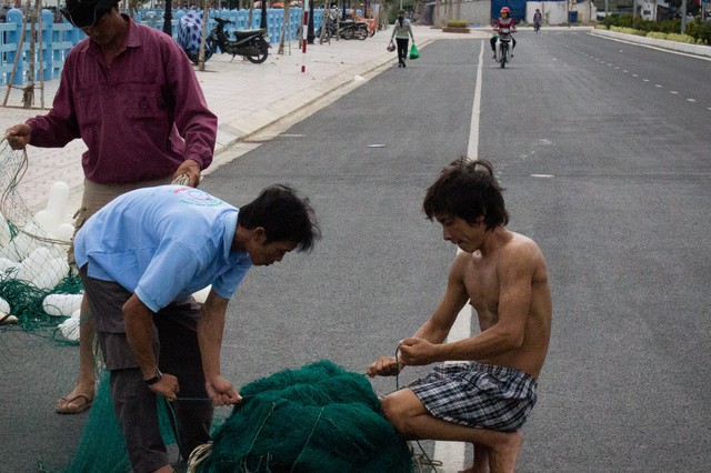 Nha Trang Fisherman preparing new fishing nets